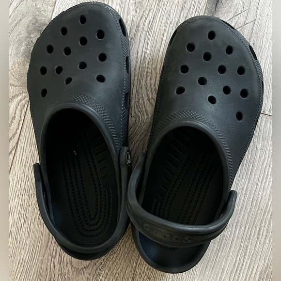 Black Crocs size 7 - Picture 4 of 5